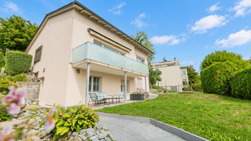Freistehendes Einfamilienhaus mit Umschwung (1)