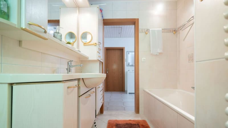 Freistehendes Einfamilienhaus mit Umschwung (16)