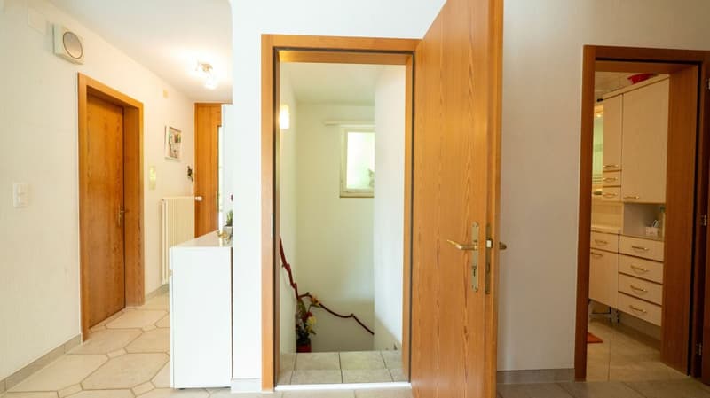 Freistehendes Einfamilienhaus mit Umschwung (11)