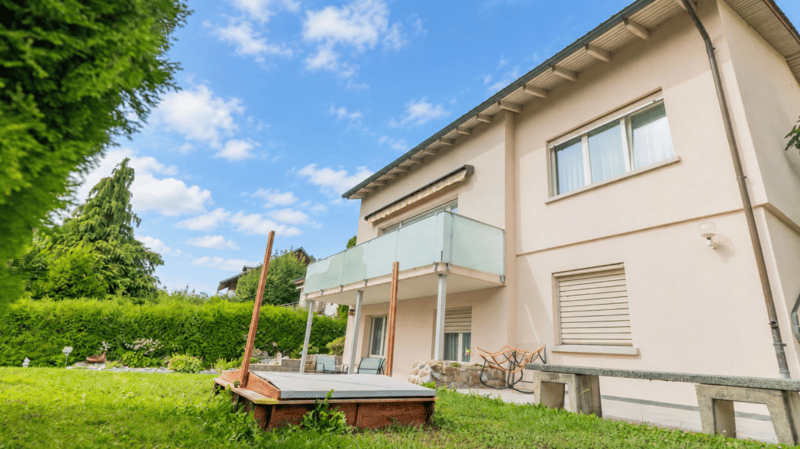 Freistehendes Einfamilienhaus mit Umschwung (2)