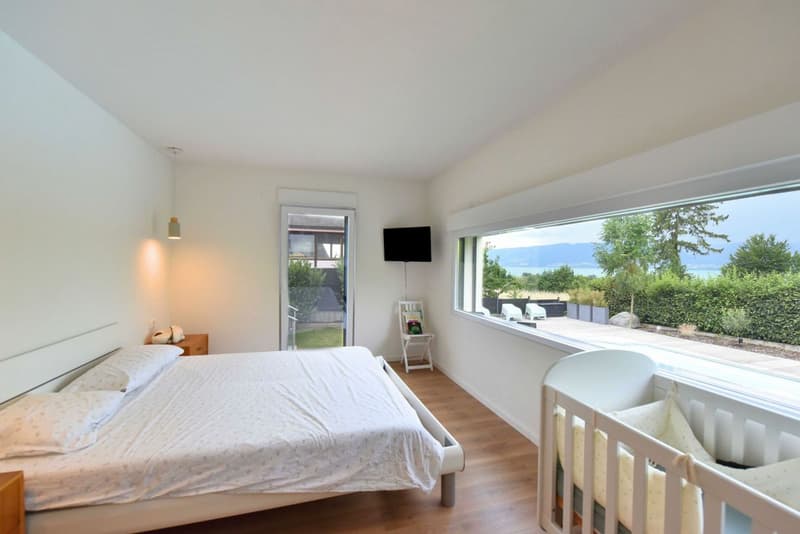 Villa contemporanea con piscina e vista lago (6)