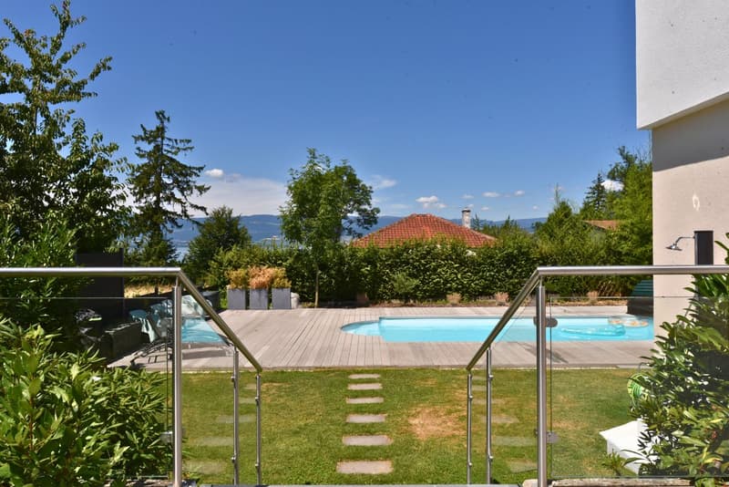 Villa contemporanea con piscina e vista lago (11)
