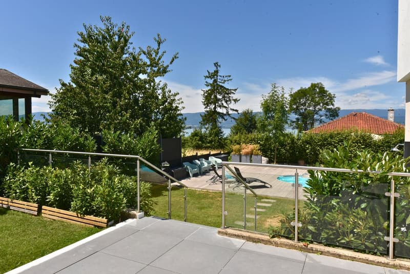Villa contemporanea con piscina e vista lago (12)
