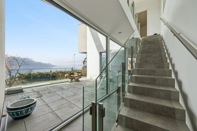 Villa d'eccezione con linee pure e minimaliste e vista panoramica (4)