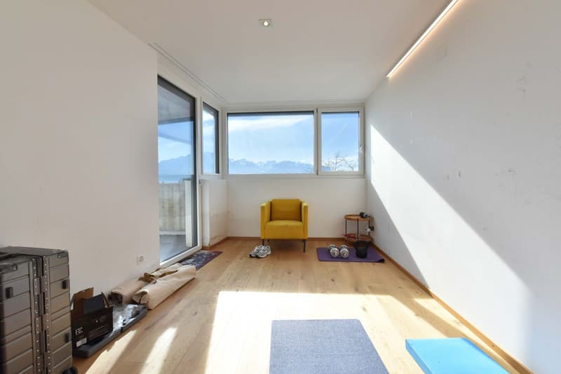 Villa d'eccezione con linee pure e minimaliste e vista panoramica (13)