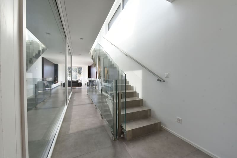 Villa d'eccezione con linee pure e minimaliste e vista panoramica (9)