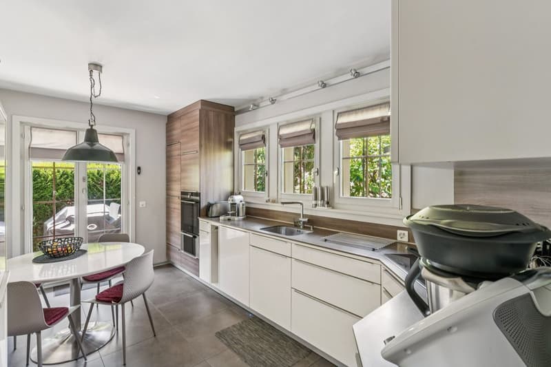 Villa mit atemberaubendem Seeblick in einem bevorzugten Viertel in Bevaix (2)