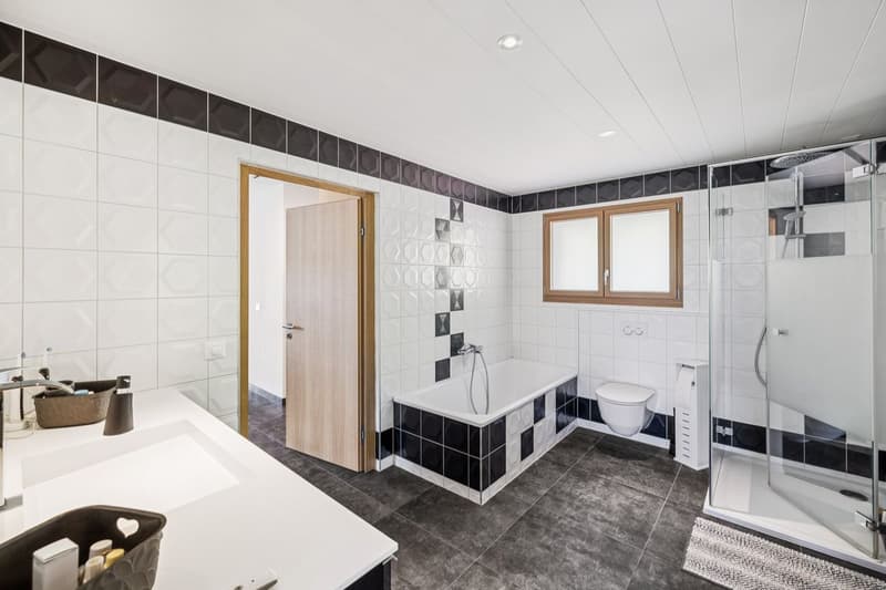 Große, helle Villa mit atemberaubendem Blick - inklusive eines unabhängigen 3,5-Zimmer-Appartements. (6)