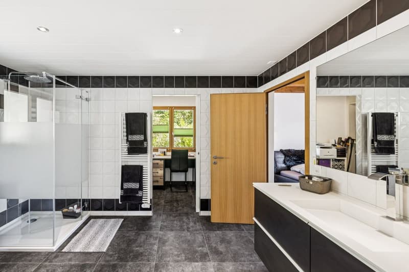 Große, helle Villa mit atemberaubendem Blick - inklusive eines unabhängigen 3,5-Zimmer-Appartements. (5)