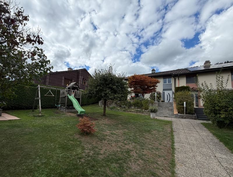 Lumineuse maison mitoyenne avec grand jardin à Cernier (12)