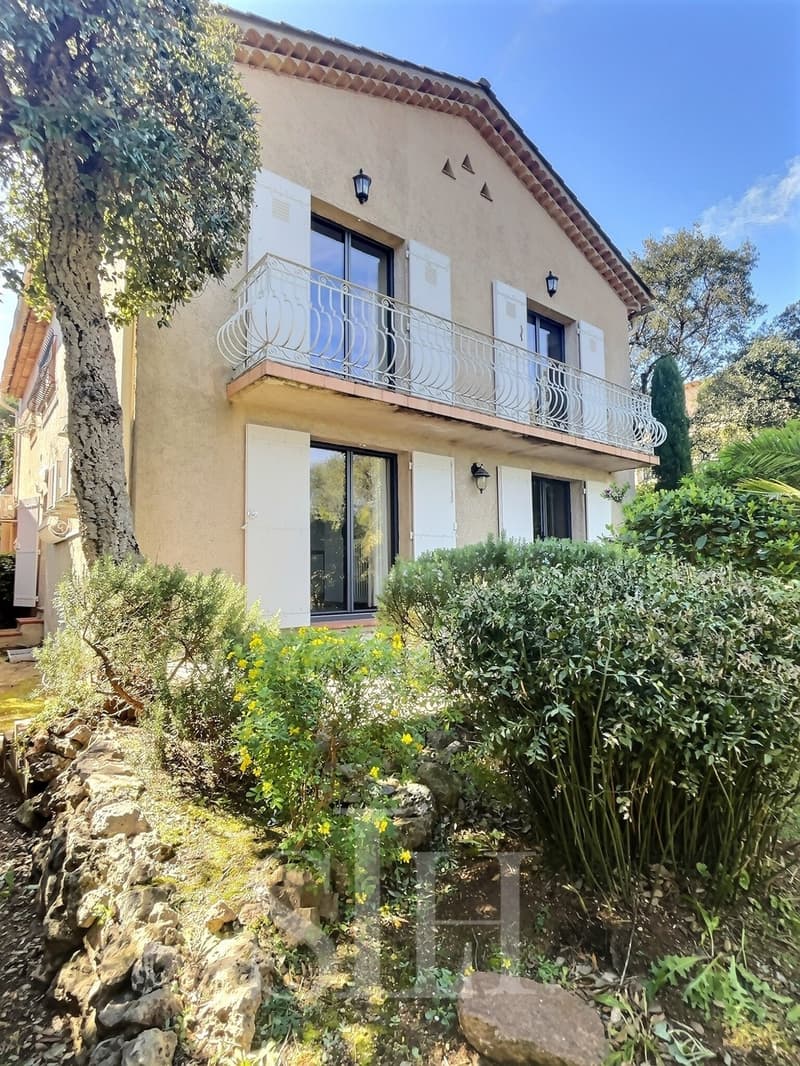 Villa de caractère a proximité du centre et de la plage. (5)