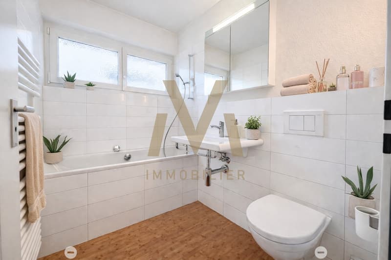 Salle de bains avec baignoire