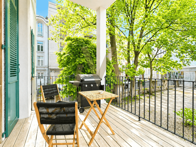 Balcon orienté ouest, entouré de verdure
