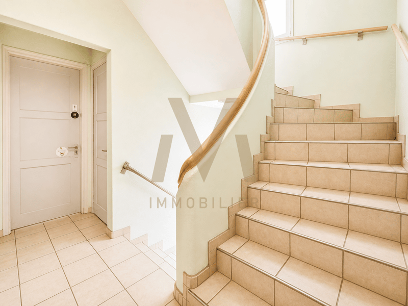 Immeuble lumineux avec 2 logements et 4 garages (8)