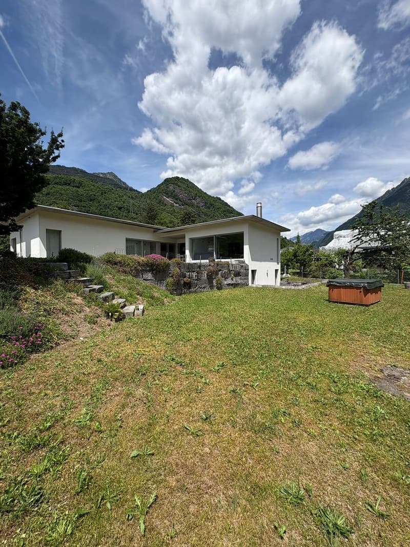 Detached house with large garden in quiet location in Grono (2)