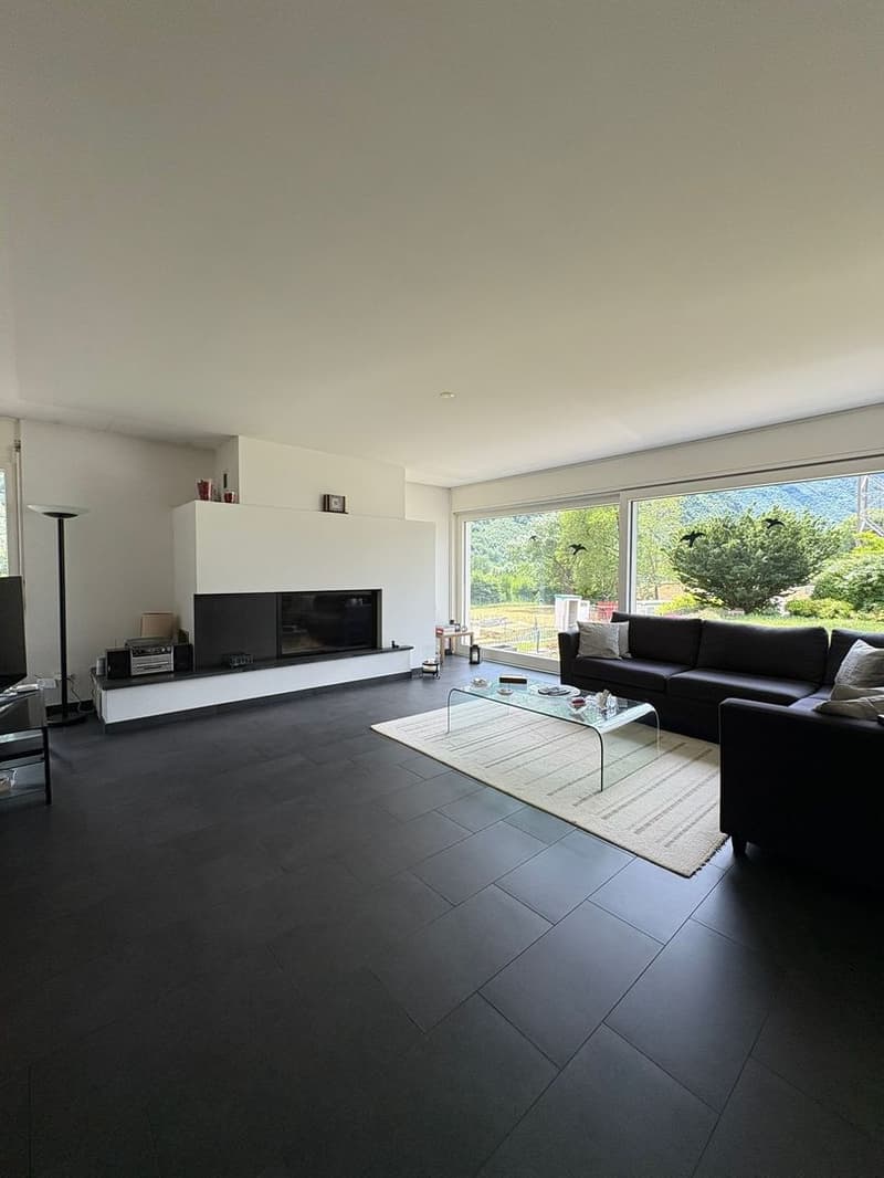 Detached house with large garden in quiet location in Grono (8)