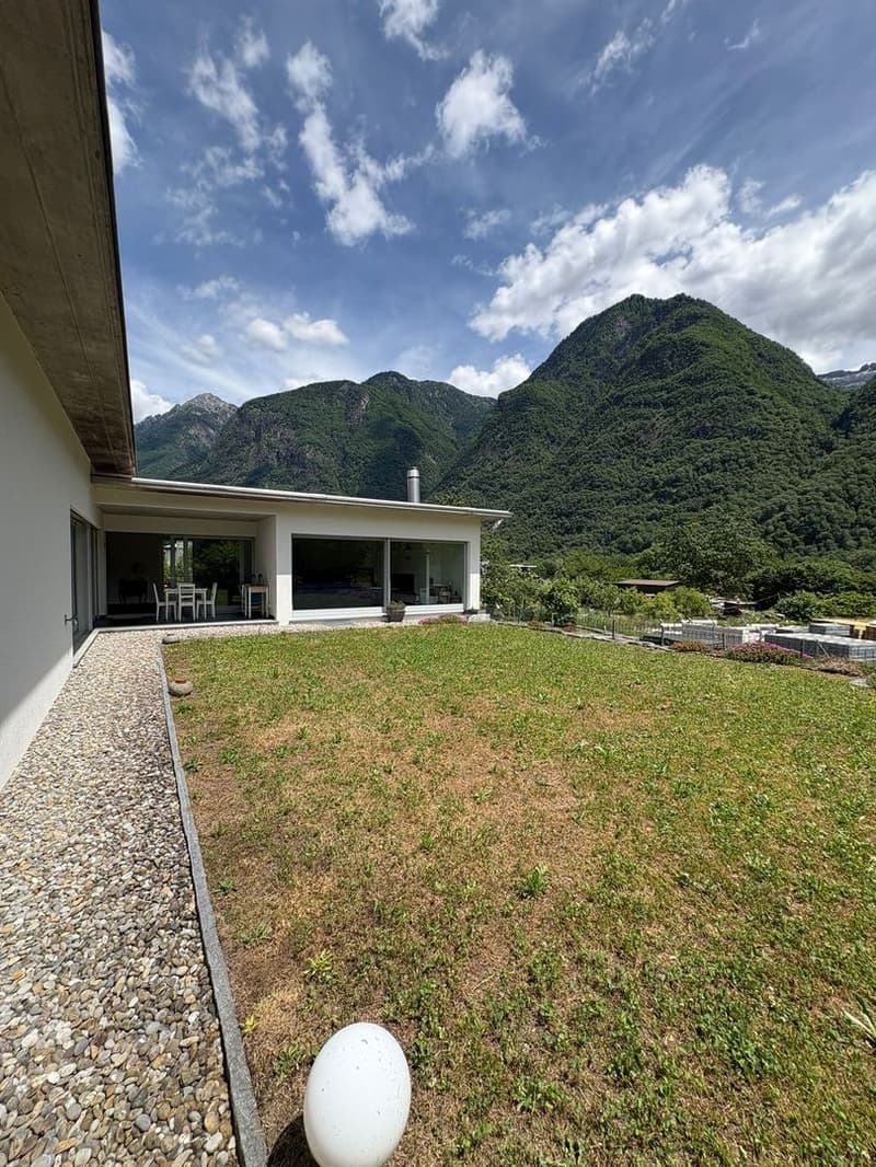 Detached house with large garden in quiet location in Grono (3)