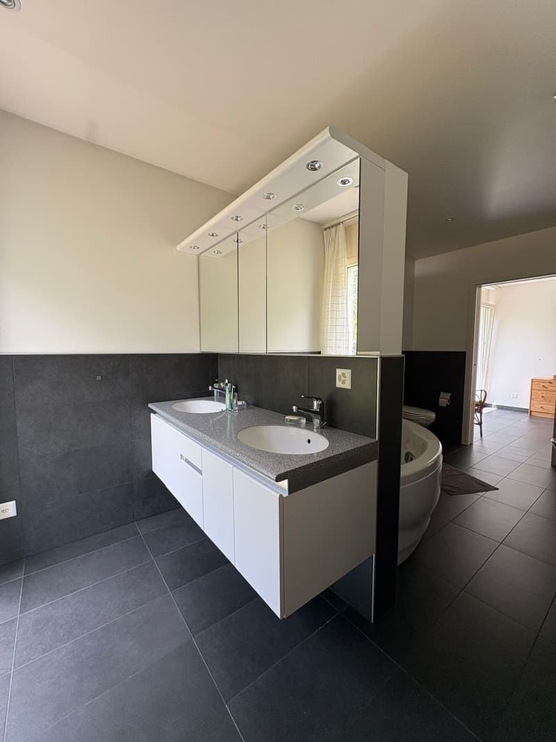 Detached house with large garden in quiet location in Grono (11)