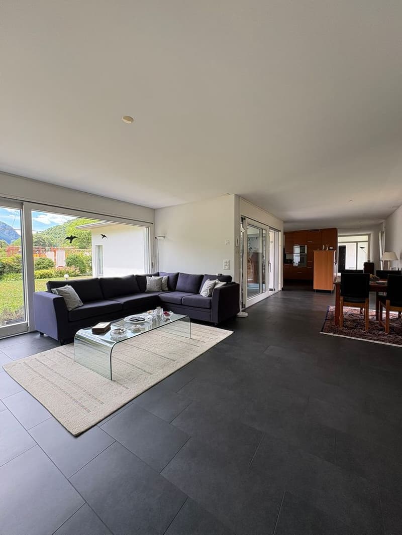 Detached house with large garden in quiet location in Grono (7)