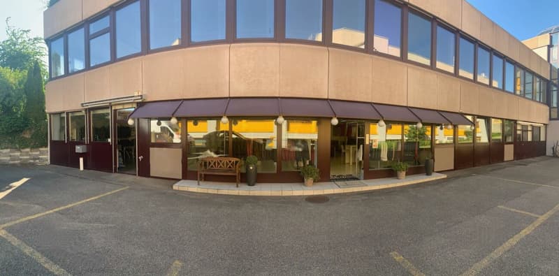 Three separately accessible commercial units on the ground floor - versatile (3)