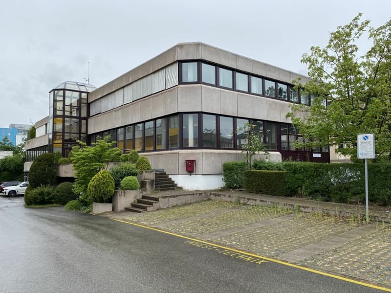 Three separately accessible commercial units on the ground floor - versatile (1)