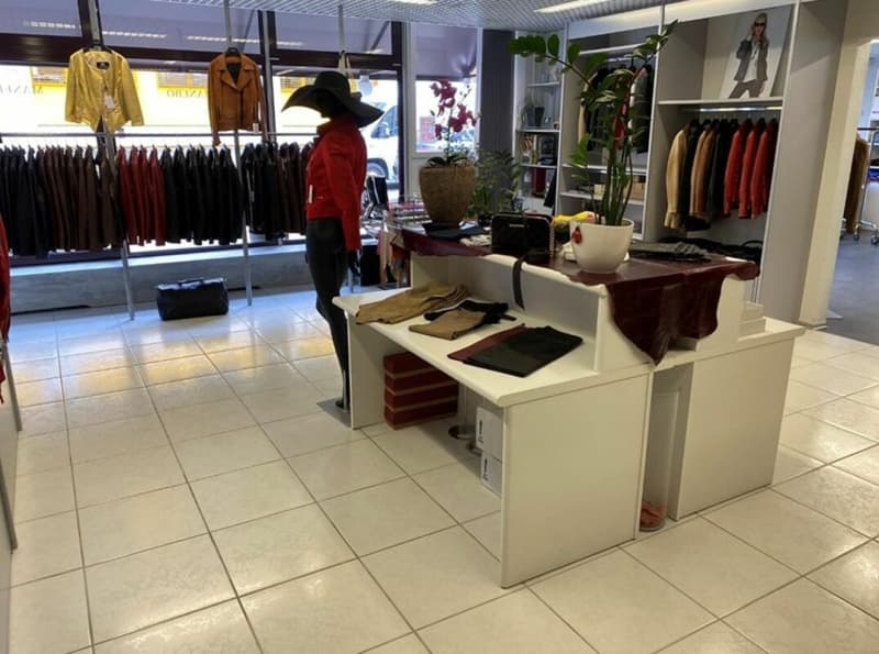 Three separately accessible commercial units on the ground floor - versatile (5)