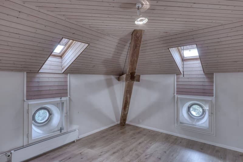 empty room, wooden floor, wooden ceiling, round windows, skylights