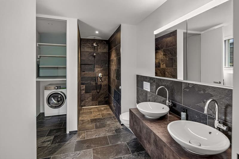Dusche / WC mit Waschmaschine