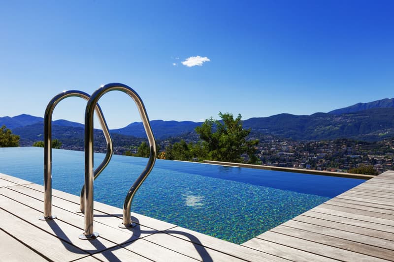 LUXUS-VILLA MIT BEEINDRUCKENDEM SEE-BLICK UND INFINITY-POOL (8)