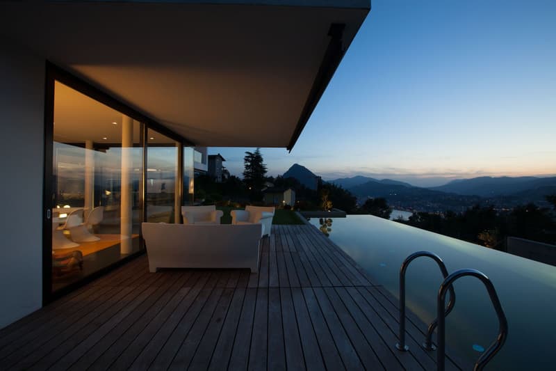 LUXUS-VILLA MIT BEEINDRUCKENDEM SEE-BLICK UND INFINITY-POOL (6)
