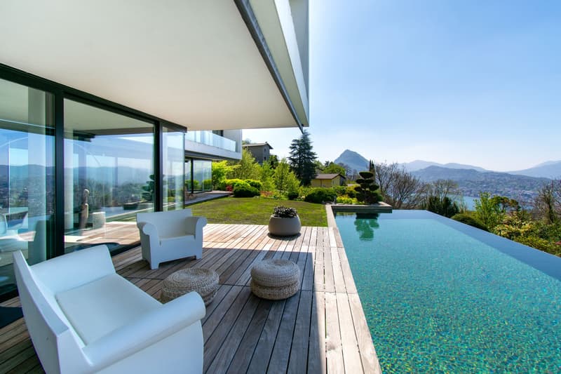 LUXUS-VILLA MIT BEEINDRUCKENDEM SEE-BLICK UND INFINITY-POOL (18)
