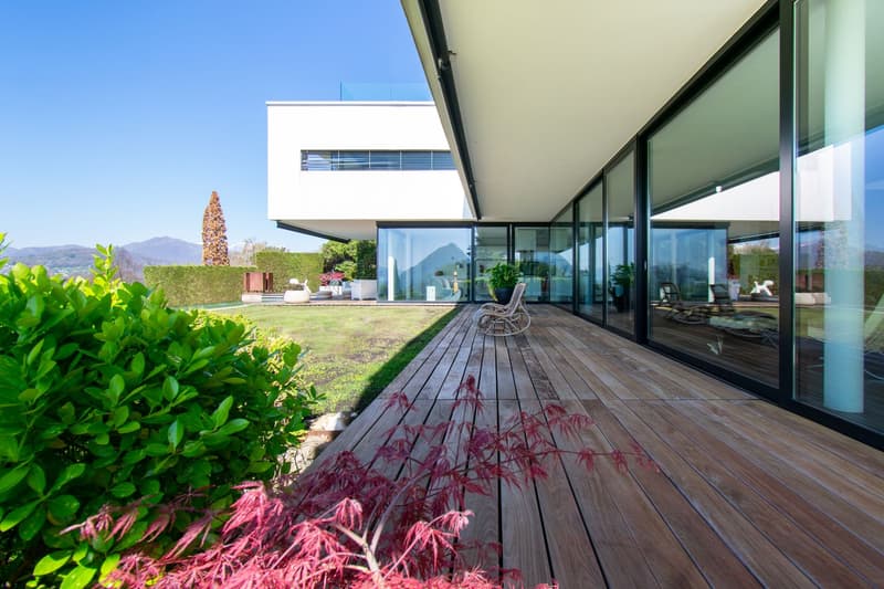 LUXUS-VILLA MIT BEEINDRUCKENDEM SEE-BLICK UND INFINITY-POOL (16)