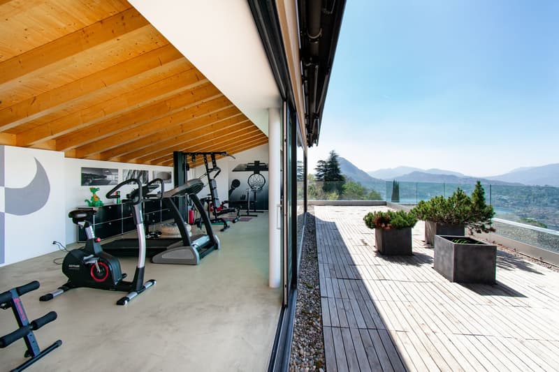 LUXUS-VILLA MIT BEEINDRUCKENDEM SEE-BLICK UND INFINITY-POOL (14)