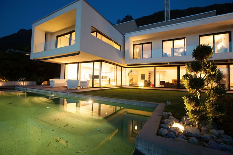 LUXUS-VILLA MIT BEEINDRUCKENDEM SEE-BLICK UND INFINITY-POOL (4)