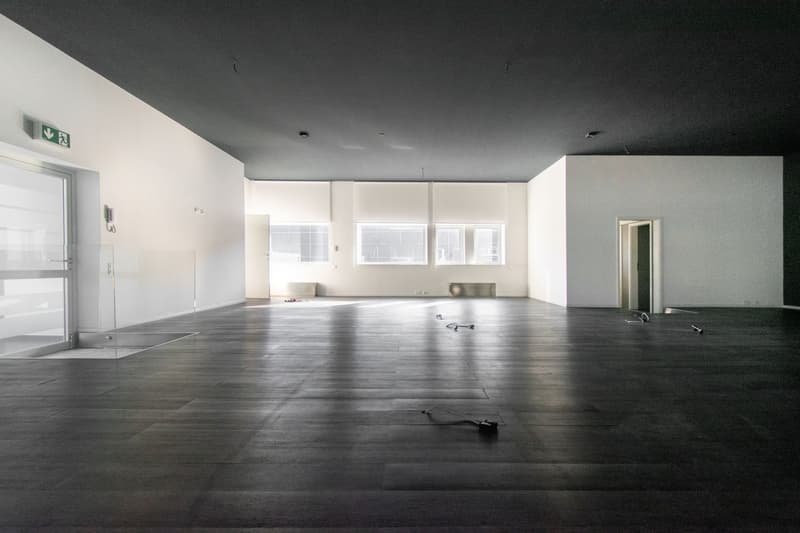 BRIGHT OPEN SPACE IN STRATEGIC LOCATION (3)