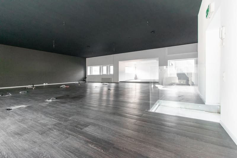 BRIGHT OPEN SPACE IN STRATEGIC LOCATION (8)