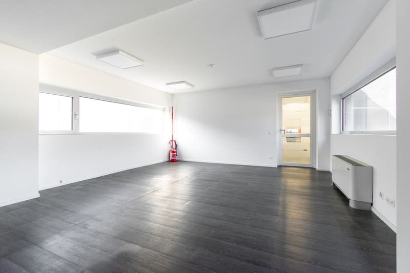 BRIGHT OPEN SPACE IN STRATEGIC LOCATION (2)