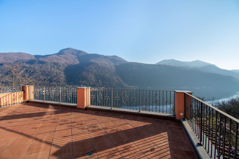 Luxurious Villa with Pool and Stunning Lake View (14)