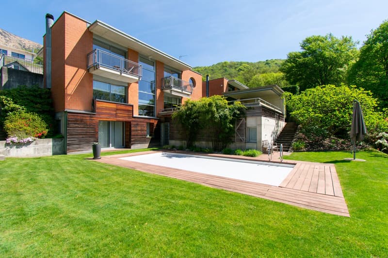 Villa unifamiliale immergée dans le vert avec piscine et grand jardin (13)