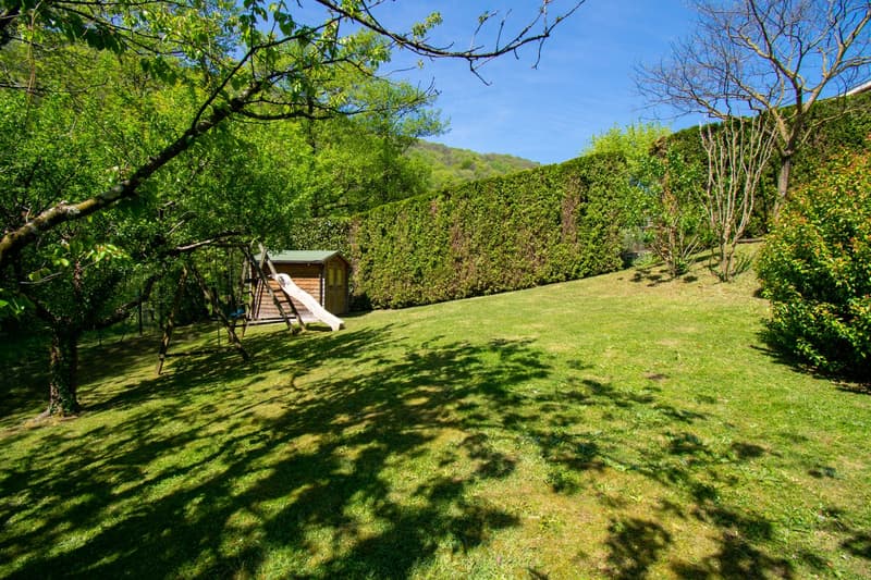 Villa unifamiliale immergée dans le vert avec piscine et grand jardin (12)