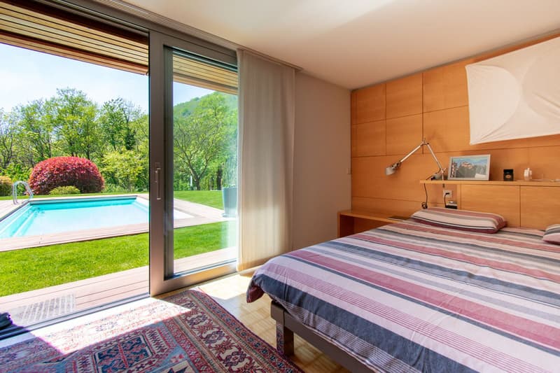 Villa unifamiliale immergée dans le vert avec piscine et grand jardin (9)