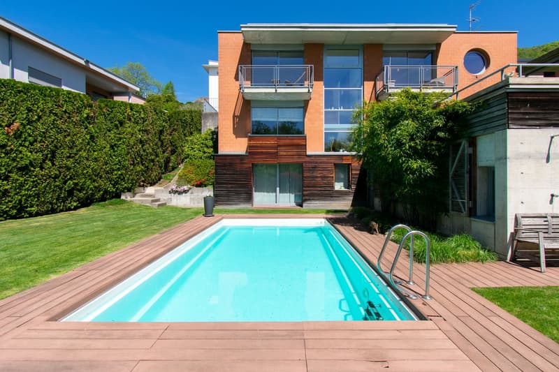Villa unifamiliale immergée dans le vert avec piscine et grand jardin (1)