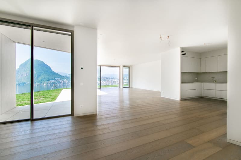 LUXURIÖSE WOHNUNG MIT PANORAMAGARTEN UND SEEBLICK (2)