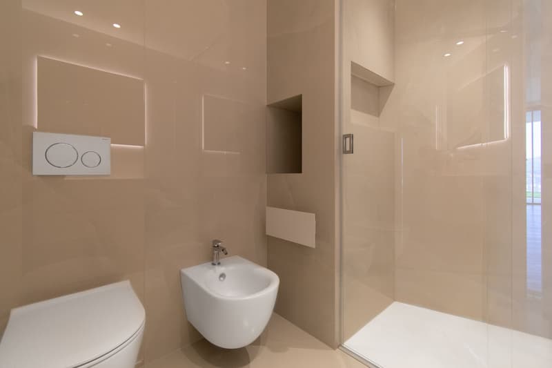 LUXURIÖSE WOHNUNG MIT PANORAMAGARTEN UND SEEBLICK (11)