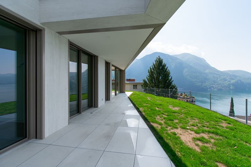 LUXURIÖSE WOHNUNG MIT PANORAMAGARTEN UND SEEBLICK (7)