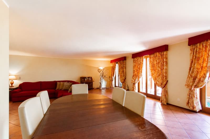 ELEGANTE VILLA UNIFAMILIARE CON AMPIO GIARDINO E TERRAZZE PANORAMICHE (5)