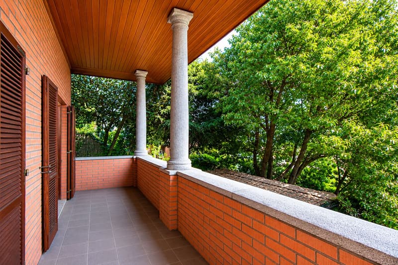 ELEGANTE VILLA UNIFAMILIARE CON AMPIO GIARDINO E TERRAZZE PANORAMICHE (12)