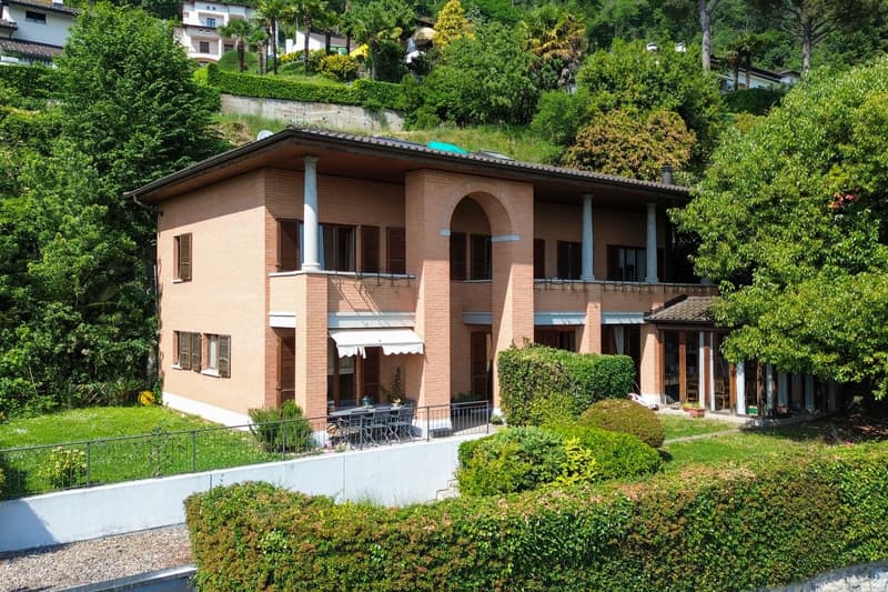 ELEGANTE VILLA UNIFAMILIARE CON AMPIO GIARDINO E TERRAZZE PANORAMICHE (1)