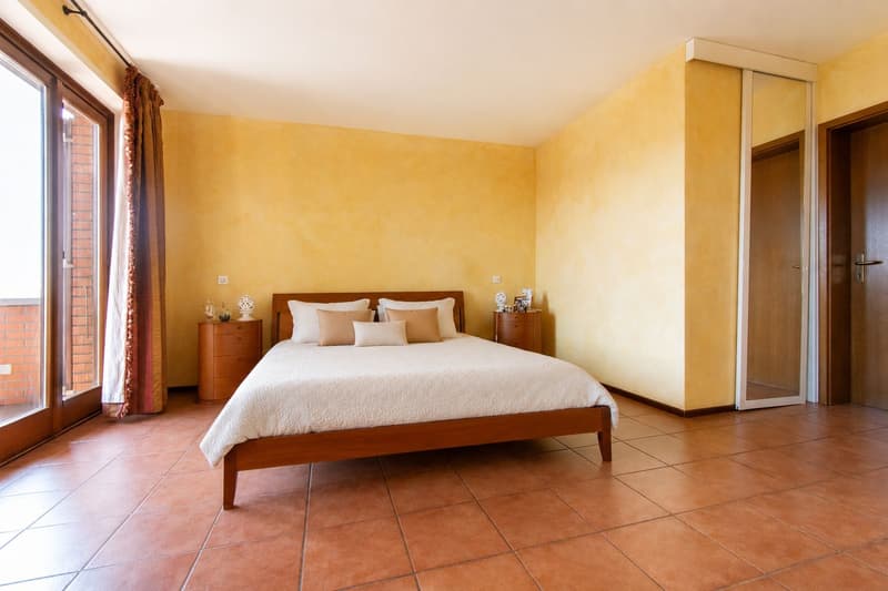 ELEGANTE VILLA UNIFAMILIARE CON AMPIO GIARDINO E TERRAZZE PANORAMICHE (8)
