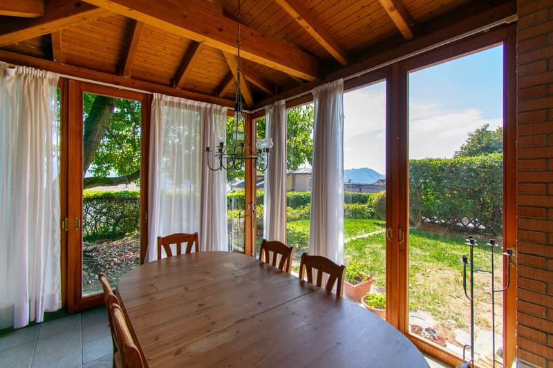ELEGANTE VILLA UNIFAMILIARE CON AMPIO GIARDINO E TERRAZZE PANORAMICHE (3)